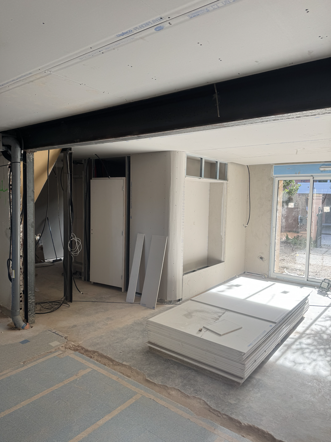 Cloisons en plaques de plâtre dans un logement rénové