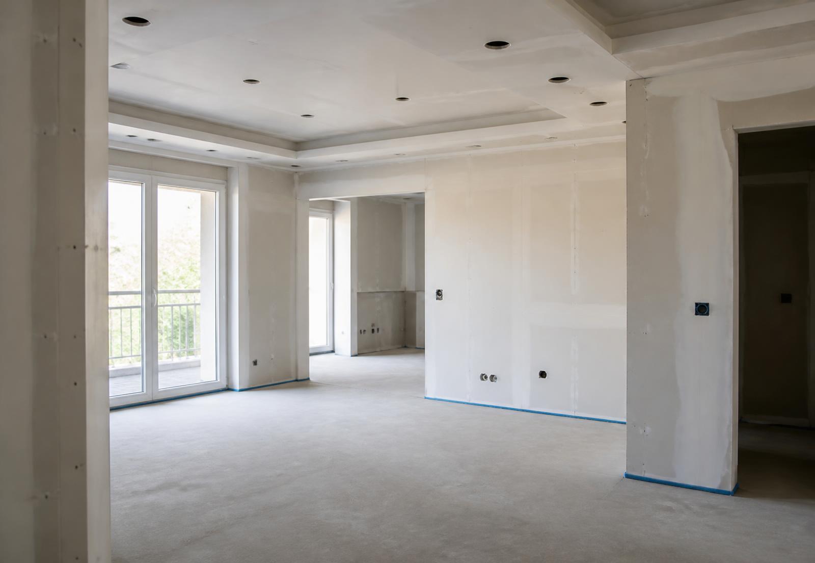Intérieur en cours de rénovation avec plaques de plâtre posées